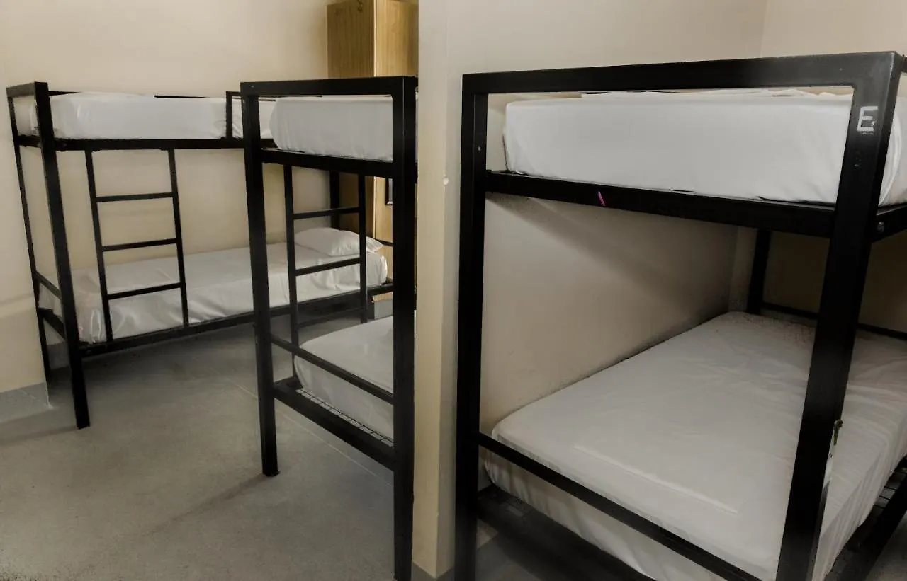 Хостел Coolangatta Sands Hotel